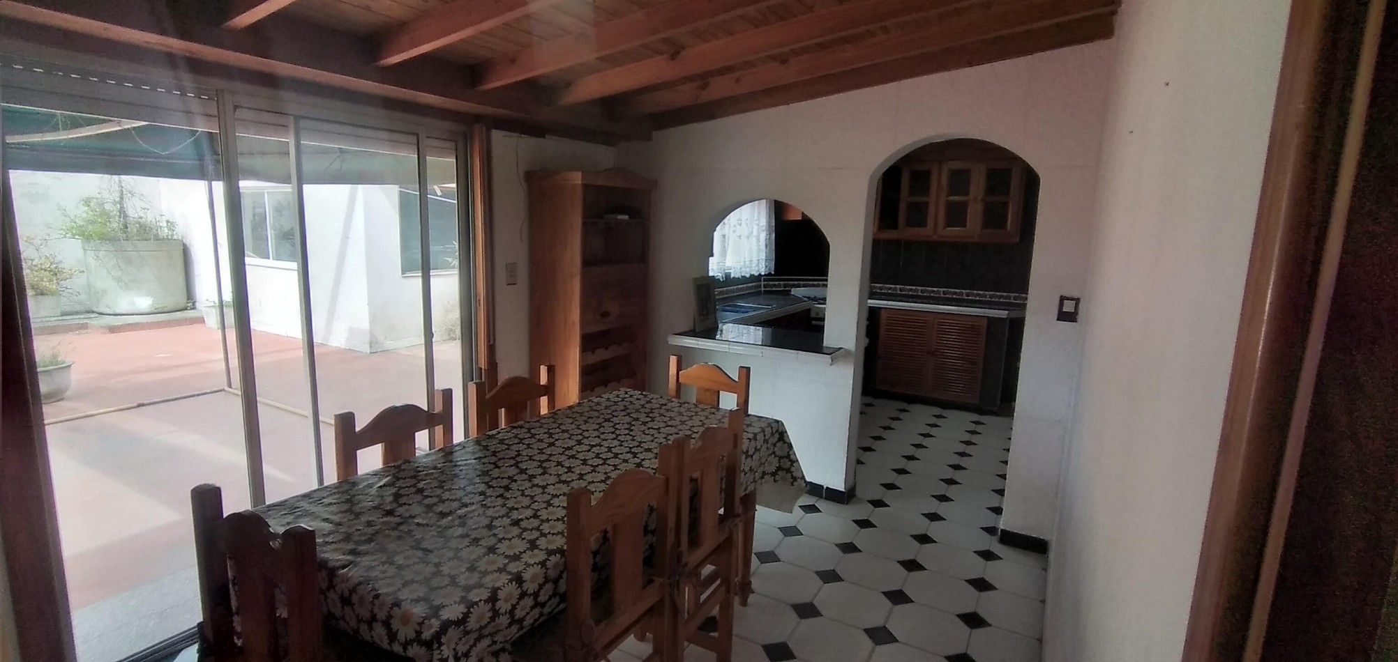 Casa tipo PH con local comercial